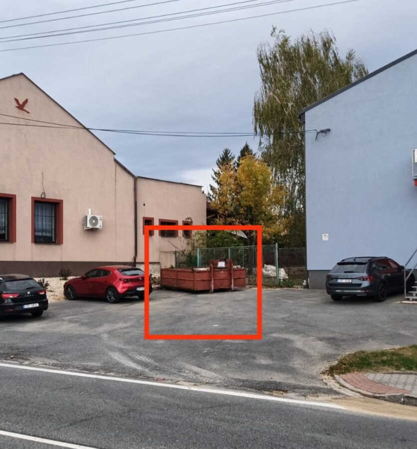Místo u hasičárny, kde jsou umístěny kontejnery na kontaminovaný písek